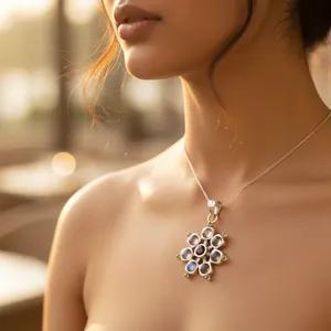 Pendentif Flocon de Neige en Argent 925 avec Grenat Central et Pierre de Lune Enveloppée, Style Bohème, Sertissage Clos, Charme Unisexe pour Usage Quotidien - Product Image 2