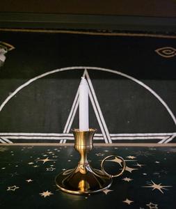 Bougeoir en laiton de qualité supérieure avec des motifs vintage uniques et une fabrication de haute qualité pour les spécialistes en décoration intérieure - Product Image 3