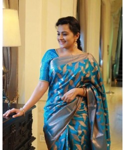 Saree <span class=keywords><strong>party</strong></span> <span class=keywords><strong>wear</strong></span> wedding ultimo designer di design ricamo pesante per feste sari in seta con camicetta firmata da donna che indossa abbigliamento