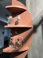 Meuble-lavabo suspendu rose pour salle de bain avec double tiroir, lavabo intégré en résine colorée et unité murale miroir assorti