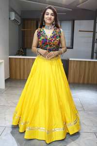 Dernier créateur de couleur jaune lehenga choli en tissu de coton rayonne avec uni, Gota Patti et Kali travaillent pour la collection Navratri - Product Image 4