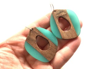 Pendientes de aro de resina de madera de alta calidad elegantes de HF Crafts para mujer desgaste acentuado sofisticado a bajo costo - Product Image 6