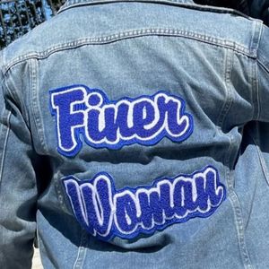Veste en jean pour femme plus fine avec texte brodé sur le dos pour la mode de vie grecque décontractée et le style de sororité - Product Image 5