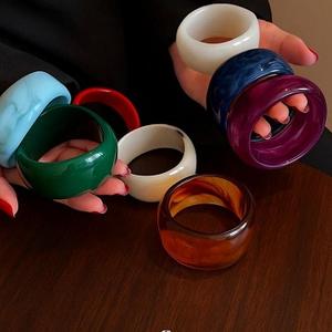 Bracelet jonc en résine épaisse multicolore pour femmes Accessoires quotidiens tendance avec bijoux de mode style ange Cadeaux à la main - Product Image 1