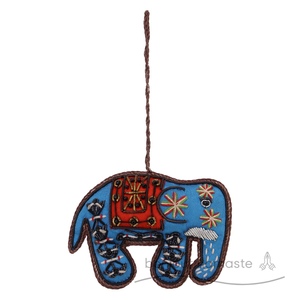 Ornamento di natale elefante | Ricamo artigianale con paillettes a tamburo dal Design moderno sostenibile per decorazioni per le vacanze - Product Image 1
