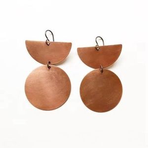 Boucles d'oreilles en cuivre faites à la main pour femmes bijoux Boho légers avec finition rustique boucles d'oreilles pendantes en métal naturel pour un usage quotidien - Product Image 1