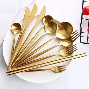 Ensemble de couverts en laiton léger et durable, parfait pour les repas formels et les réunions décontractées avec les amis et la famille - Product Image 1