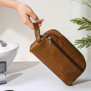 Marque privée Grand organisateur en cuir écologique de luxe pour hommes Trousse de toilette de voyage avec logo personnalisé Pliable Étanche Fermeture à glissière - Product Image 1