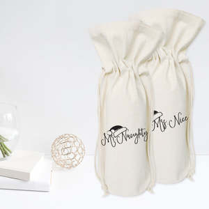 มิสเตอร์ นอตตี้ และ มิสซิส ไนซ์ กระเป๋าใส่ไวน์ผ้าแคนวาสลายคริสต์มาส 2 ชิ้น - Product Image 3