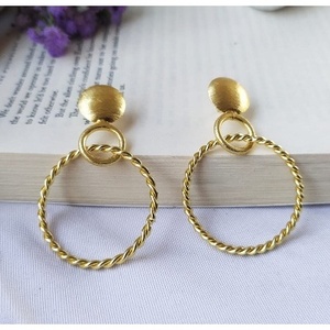 Boucles d'oreilles créoles en laiton plaqué or avec motif corde torsadée, style bohème vintage, bijoux pour femme, idéales pour les occasions festives - Product Image 2