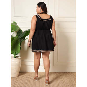 Deebaco Robe mini décontractée en mousseline de soie pour femme, grande taille, noire, sans manches, col en V, coupe trapèze, avec broderie contrastante - Product Image 4