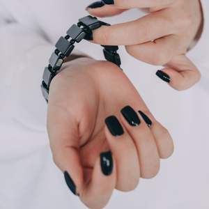 Bracelet en shungite avec 16 perles plates polies de 0,67*0,39*0,2 po (17*10*5 mm) avec perles noires sur élastique, taille 16-17 - Product Image 2