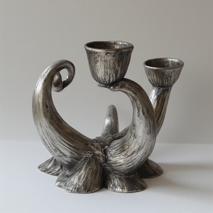 Bougeoir en corne d'aluminium élégant avec surface plaquée argent Artisan conçu pour les intérieurs décoratifs et saisonniers - Product Image 4