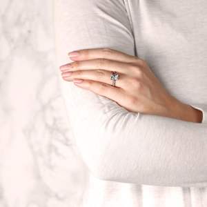 Bague de fiançailles solitaire fidji avec diamant taille radiante pour femme - Product Image 2