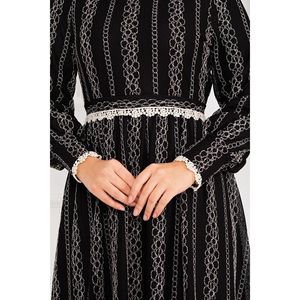 Robe hijab modeste ceinturée à taille détaillée en dentelle noire - Product Image 5