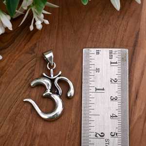 Collier pendentif de méditation naturelle Om | Collier en laiton fait à la main | Pendentif OM ethnique jaune-argent | Cadeau de bijoux d'hindouisme - Product Image 3