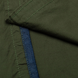 Chemise cargo élégante avec patte de boutonnage cachée et style élégant de poche utilitaire - Product Image 5