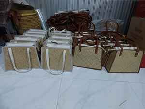 กระเป๋าถือหญ้าทะเลทาสีธรรมชาติ/ กระเป๋าหัตถกรรมทําจากหญ้า เป็นมิตรกับสิ่งแวดล้อมและแฟชั่นจากเวียดนาม - Product Image 6