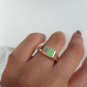 Bague signet unisexe en or jaune pur 14K avec opale naturelle d'Éthiopie Welo taille émeraude, sertie clos, 2 carats, large, pierre de naissance d'octobre - Product Image 1