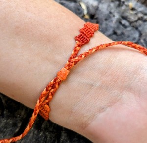 Pulsera de amistad hecha a mano con degradado naranja quemado, regalo tejido ajustable, Accesorios de playa para chica surfista - Product Image 2