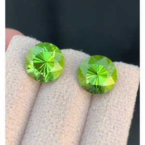 Paire de péridots verts naturels de coupe ronde, 6,47 TCW, parfaits pour la création de bijoux, provenant de la mine Supat au Pakistan. - Product Image 1
