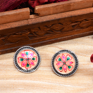 Pendientes Redondos Florales Plateados Oxidados con Detalles de Perlas y Diamantes, Joyería de Moda de Latón para Mujer, Boda, Fiesta, Compromiso - Product Image 5