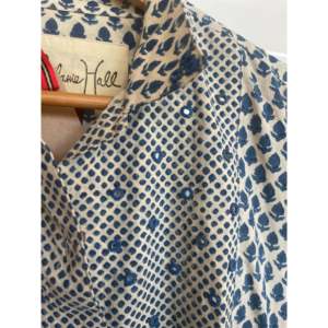 Camisa con efecto espejo en índigo y marfil, dibujada a mano, de tela popelina vintage, con métodos de estampado únicos - Product Image 1