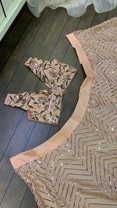 Lehenga choli ชุดปาร์ตี้ที่มีหลายสีที่กำหนดเองและเย็บปักด้วยมือ - Product Image 3