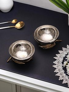 Tres cuencos de plata decorativos hechos de acero inoxidable de alta calidad con mango de hoja dorada para la decoración del servicio del restaurante - Product Image 3