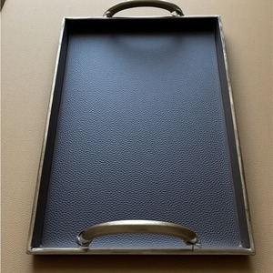 Plateau en cuir minimaliste avec finition polie et lignes épurées conçu pour la décoration de la maison moderne et le service pratique - Product Image 2