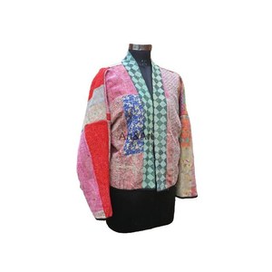 Veste Kantha vintage faite à la main pour femmes veste Kantha rétro de style indien matelassée à patchwork réversible - Product Image 5