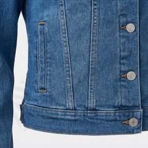 Veste en jean pour homme, style streetwear tendance, coupe courte, ourlet déchiré, boutons sur le devant, look moderne et jeune, mode - Product Image 5