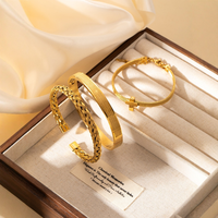 Ensemble de bracelets de fête classiques en or H2 Jewelry E0013 avec fermoir à inscription et design en croix torsadée pour un look élégant