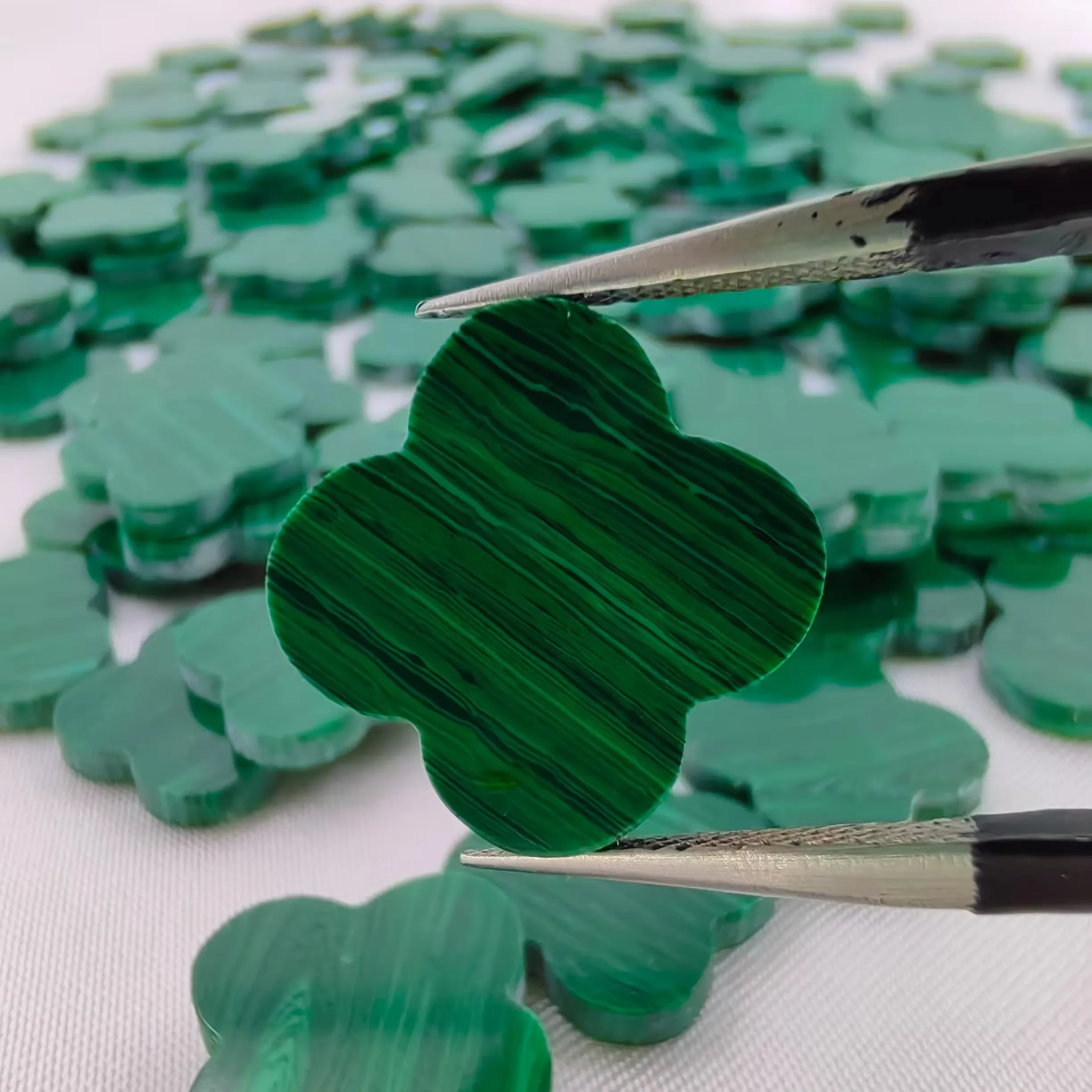 Wholesale Natural Malachite 4-Leaf Shape Loose Gemstones Stone for Jewellery Making 6x6 to 20x20