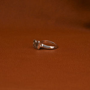 Bague de fiançailles classique en or blanc massif 18KT 5.50Ct Green Radiant Cut Lab Grown Accent Bezel Setting - Product Image 2