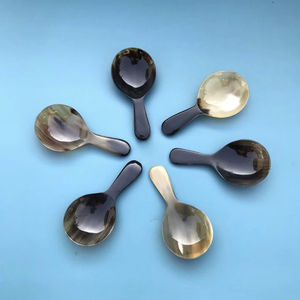 Cuchara de Cuerno de Búfalo Natural, Hecha a Mano y Pulida, Perfecta para Servir Especias, Condimentos o como Decoración de Mesa, Alta Calidad - Product Image 1