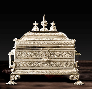 N boîte octogonale en laiton avec des gravures fines, ouverte pour révéler un ensemble de contenants carrés individuels à l'intérieur, des motifs floraux. - Product Image 3