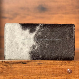 Nouvel arrivage Portefeuille sculpté usiné à la main Étui pour téléphone Portefeuille élégant en fourrure de vachette Multi Utilisations Nouveau design Portefeuille en cuir occidental - Product Image 4