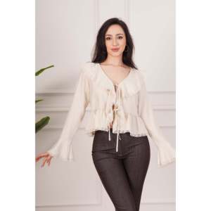 Blusa Elegante para Mujer LUSTRIN, Color Beige Piedra, con Cuello de Lazo y Delicado Detalle de Encaje, Tela de Poliéster Fluida para Uso Casual o de Oficina - Product Image 4