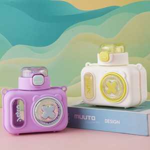 Botella de agua Tykle de 480 ml con diseño inspirado en una cámara de juguete, con tapa Snap Sip and Smile! - Product Image 4