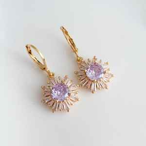 Pendientes de Aro Huggie con Flores de Amatista Púrpura y Lila, Plata de Ley 925 Chapada en Oro, Estilo Vintage, Pendientes Victorianos - Product Image 4