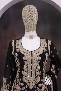 Costume élégant en soie chinon lourd avec broderie de séquence Jari 3mm multi-fils et tenue de travail Zarkan parfaite pour la fête - Product Image 6