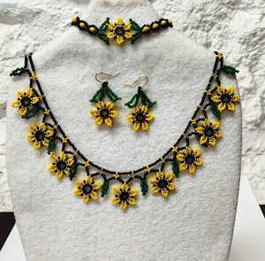 Collares de cuentas de semillas de cristal hechos a medida en color amarillo y negro y en tamaños ideales para diseñadores de joyería de moda - Product Image 3