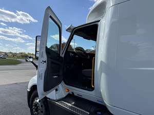 Camion benne d'occasion INTERNATIONAL 2012-2017, moteur diesel 10 cylindres, caméra arrière 360°, écran tactile, automatique, Euro 5, transmission 6x4 - Product Image 3