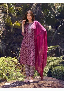 Ensemble Kurti prêt-à-porter en tissu imprimé avec broderie fantaisie et dupatta à franges pour vente en ligne - Product Image 2
