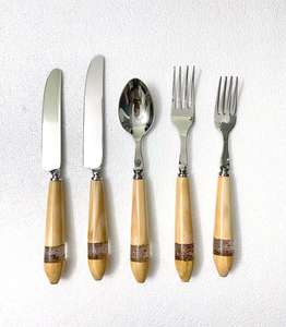 Juego de Ensaladera de Metal para Servir Alimentos y Ensaladas con Mango de Madera y Resina, Servidor de Ensalada de Acero Inoxidable, Accesorios Modernos para la Cocina - Product Image 4