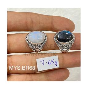 Bague en argent sterling 925 faite à la main avec pierre de lune naturelle de coupe ovale, collection de bagues fines, vente en gros de bijoux - Product Image 1