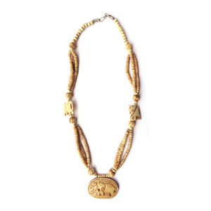 Exclusivo Collar de Mujer de 18 Pulgadas con Cuentas de Hueso en Forma de Corazón Hechas a Mano en India por MAE, Joyería Étnica Moderna y Elegante para Bodas - Product Image 1