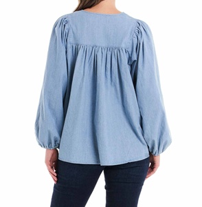 Collection Été 2023 – Blouse Décontractée Bleue Grande Taille Populaire avec Encolure Ouverte, Liens, Jupons Plissés, Poignets Élastiques, en Coton Respirant et Dentelle - Product Image 2