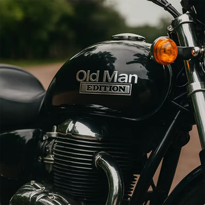 Emblema de Coche Edición Viejo Hombre, Insignia de Metal 3D (Paquete de 2), Aleación de Zinc, Impermeable, Resistente al Óxido, Calcomanía Compatible con Guardabarros, Puerta Trasera y Parachoques - Product Image 6